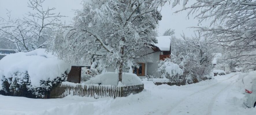Haus im Schnee Bei Kälte zahlt sich eine effiziente Heizung doppelt aus